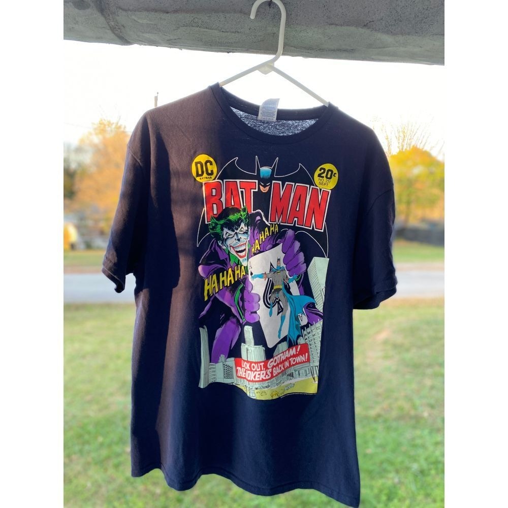 Men's XL Batman "Joker's back in Town" Shirt Retro Graphics Short Sleeve shirt